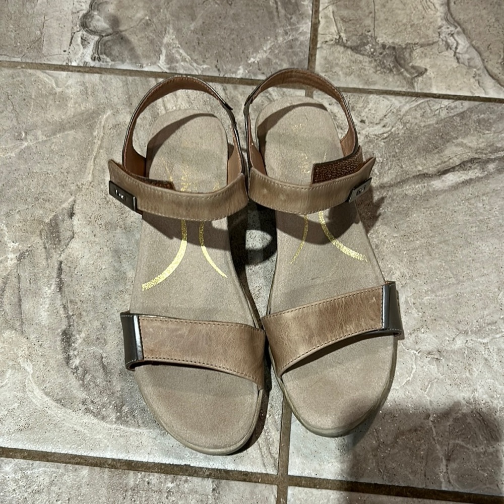Naot sandals EUC size 38 that’s 7.5 in USA